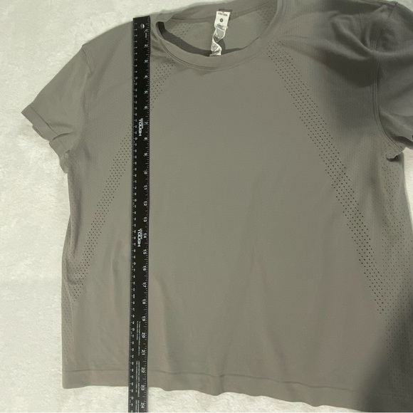 Lululemon Women’s Taupe / Gray Athletic Tech Short Sleeve Shirt Sz 12 - Picture 10 of 12